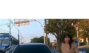 (VIDEO)Conductores denuncian que por rechazar limpiavidrios encuentran vehículos atacados