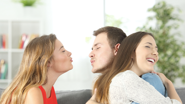 “Me acosté con el novio de mi melliza y ahora no sé si contarle”