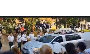 (VIDEO)Estudiantes realizaron emotivo adiós a niña que falleció por bacteria en Capiatá
