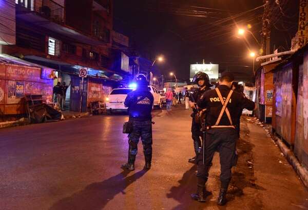 Policías sitian y allanan viviendas en Añaretai del Mercado 4 de Asunción - Policiales - ABC Color
