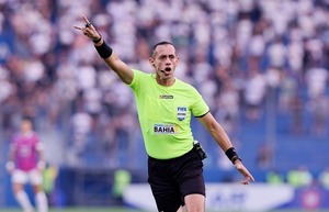 Juan Gabriel Benítez arbitrará en el último Superclásico del 2024