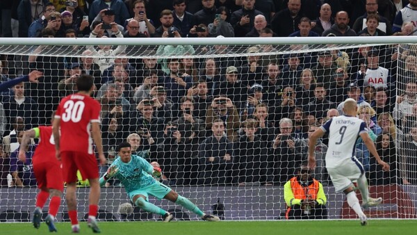 Richarlison, de penal, dispara al Tottenham