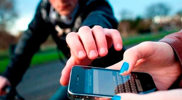 (VIDEO). Solitario ladrón roba celular de una joven
