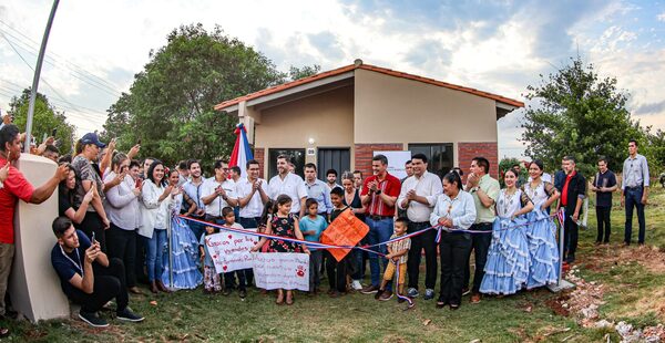 Gobierno entrega unas 450 viviendas que mejoran la vida de familias en Alto Paraná - .::Agencia IP::.