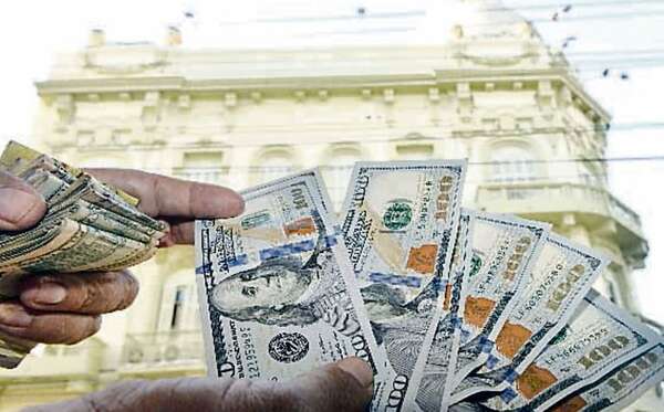 Cotización del dólar en valor histórico, ya supera los G. 8.000 - Negocios - ABC Color