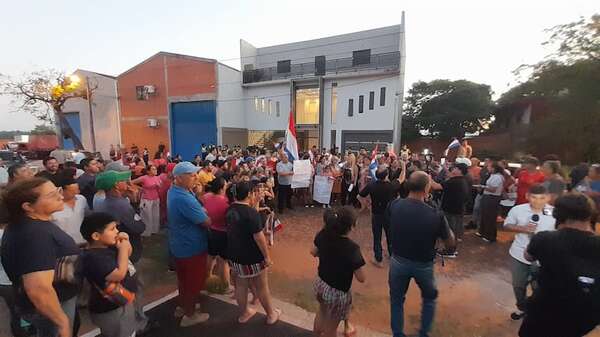 Video: vecinos de Ñemby se manifiestan contra la instalación de sede del INDI - Nacionales - ABC Color