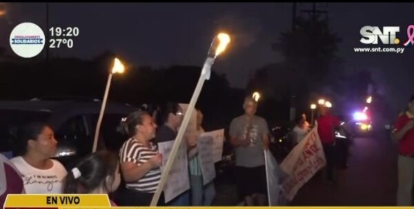 Alumbran ruta con antorchas por falta de luz - SNT