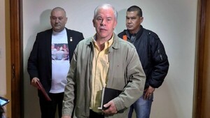 Bower, sentenciado, recusa al Tribunal y suspende juicio