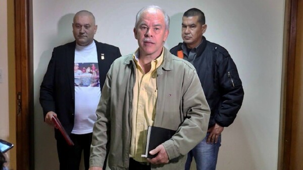 Bower, sentenciado, recusa al Tribunal y suspende juicio