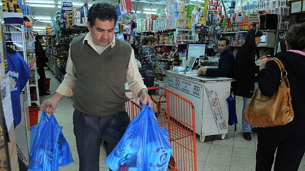 Comercios rechazan recargar costo de bolsas reciclables a los clientes