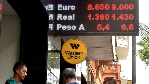 El dólar interbancario alcanzó G. 8.000 y podría seguir en alza