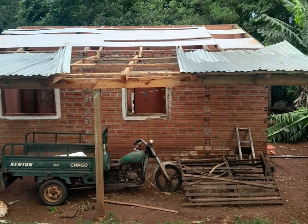 Temporal destechó escuela y destrozó varias viviendas en Itapúa - Noticiero Paraguay