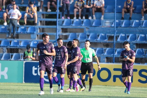 Versus / ¡Insólito! Marcó un gol y durante el festejo fue insultado por sus propios hinchas
