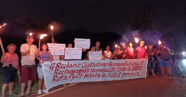 Diario HOY | Entre antorchas y velas, pobladores de Hernandarias exigen luz en la ruta