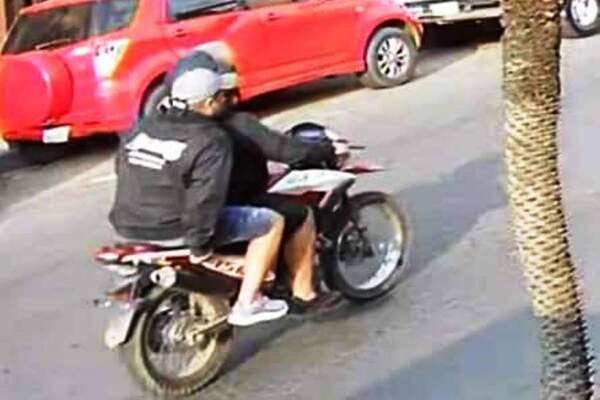 Frente a las narices de la Policía, motochorros asaltan céntrica joyería •