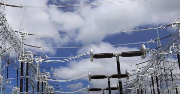 La Nación / Ecuador: cortes de energía eléctrica aumenta de 8 a 14 horas diarias debido a crisis "sin precedentes"