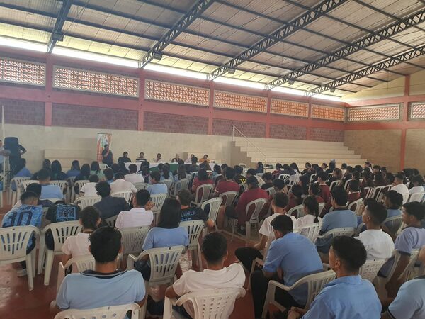 Jóvenes estudiantes de Mariscal Estigarribia en jornadas de integración con Carmelo Peralta
