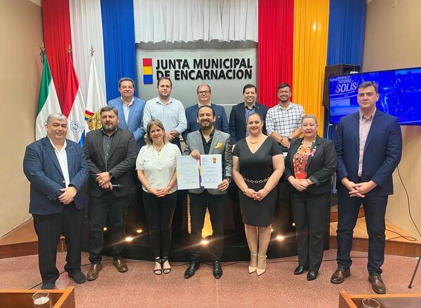 Junta Municipal de Encarnación distinguió al reconocido artista itapuense César Galeano