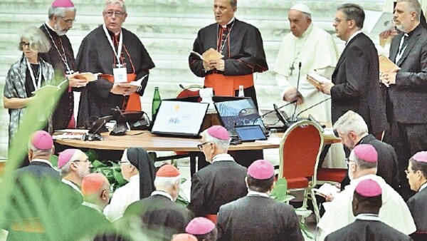 El Sínodo vaticano concluye con la mujer en el centro del debate pero sin grandes pasos