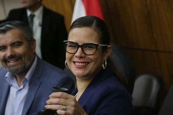 Exsenadora paraguaya denuncia que magistrados se inhibieron en causa contra su destituci贸n