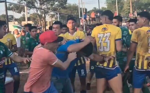 Versus / Hinchas invadieron la cancha y le pegaron al asistente técnico del equipo rival