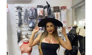 (VIDEO)¡Cuerona tiró piropo safado vestida de brujita sexy!