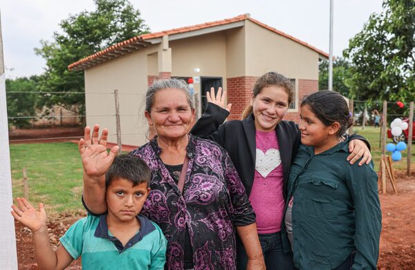 Gobierno entrega 341 viviendas en Canindeyú y alcanza 3.333 casas nuevas construidas en todo el país - .::Agencia IP::.