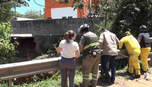 Encuentran dos cuerpos en arroyos: Bomberos se encuentran trabajando para sacar uno de ellos