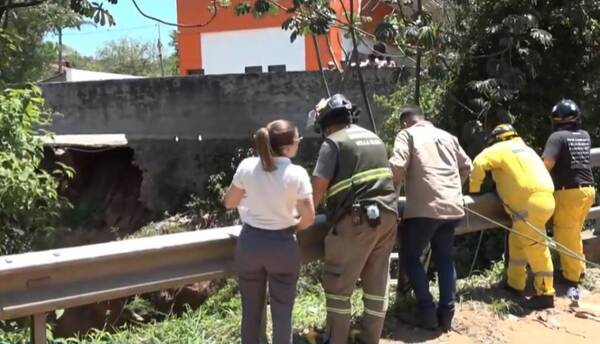 Encuentran dos cuerpos en arroyos: Bomberos se encuentran trabajando para sacar uno de ellos