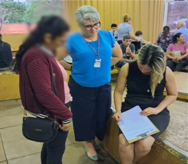 Entrega de medicamentos para joven internada en terapia intensiva del Hospital Nacional.