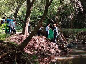 Encarnacenos se unen para limpiar el cauce del arroyo Poti’y, que está contaminado con residuos urbanos - Nacionales - ABC Color