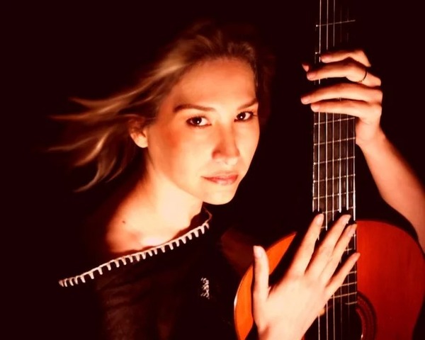 Luz María Bobadilla recuerda el Día Mundial de la Guitarra - 1000 Noticias