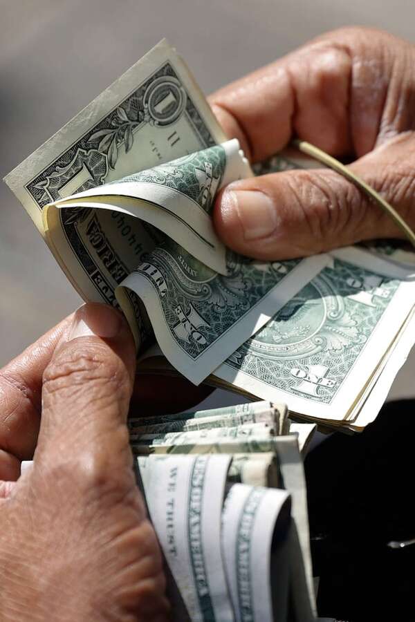 Dólar tocó pico histórico: ¿Cómo afecta a las familias y las empresas? - Negocios - ABC Color