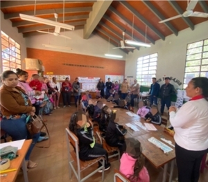 Charla educativa realizada en una escuela de la ciudad de Santa Rosa del Aguaray.