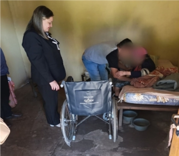 La Coordinadora Departamental de Guairá, gestionó la donación de una silla de ruedas.