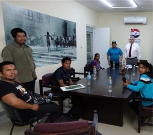 Reunión de trabajo entre el Defensor Del Pueblo y dirigentes indígenas buscando soluciones.