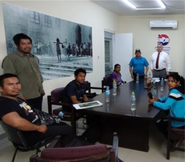 Reunión de trabajo entre el Defensor Del Pueblo y dirigentes indígenas buscando soluciones.