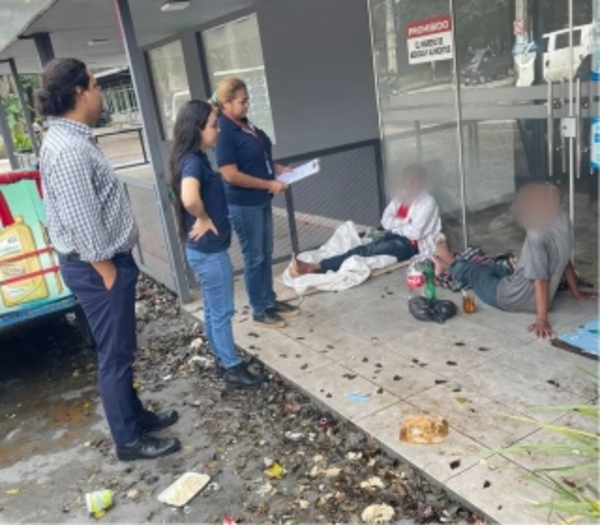 Intervención en Barrio Los Laureles para asistir a adulto mayor en situación de vulnerabilidad.