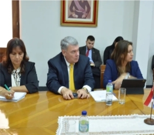 El Defensor del Pueblo participó; de una reunión sobre protección de las familias.