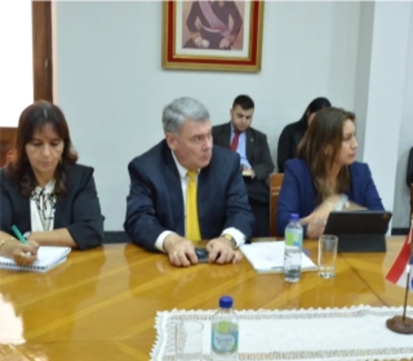 El Defensor del Pueblo participó; de una reunión sobre protección de las familias.