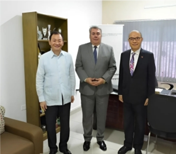 Visita del Excelentísimo Embajador de la República de China - Taiwán - al Defensor del Pueblo.