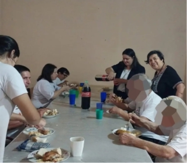Agasajo por el Día del Adulto Mayor ofrecido a abuelos de un hogar de ancianos.