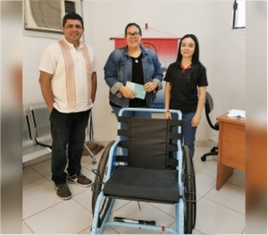 Entrega de sillas de ruedas en la sede central de la Defensoría del Pueblo.