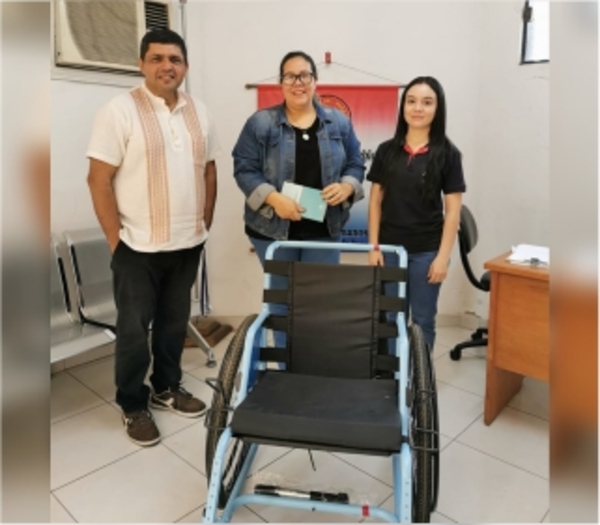 Entrega de sillas de ruedas en la sede central de la Defensoría del Pueblo.