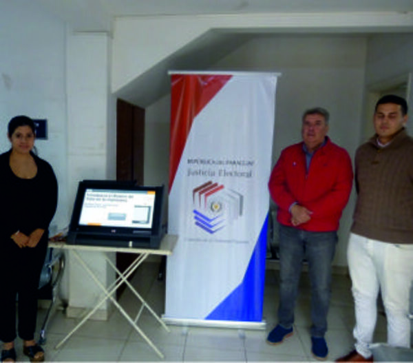 Orientación sobre el uso de la máquina de votación a funcionarios de la institución.