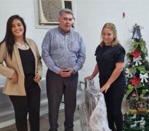 Entrega de silla de ruedas a ciudadana que solicitó mediación de la Defensoría del Pueblo.