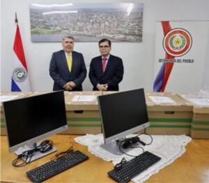 La Itaipú binacional hace entrega de equipos informáticos a la Defensoría del Pueblo.