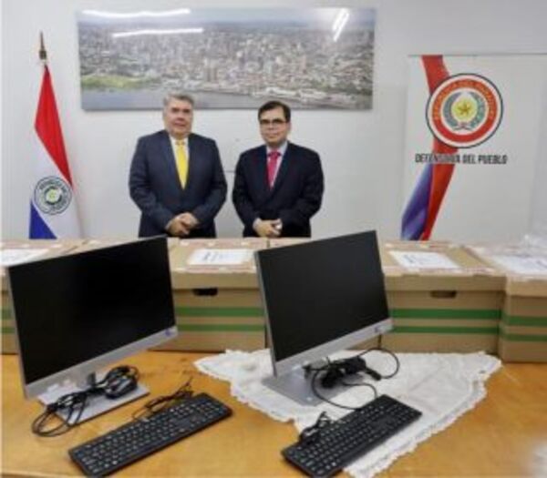 La Itaipú binacional hace entrega de equipos informáticos a la Defensoría del Pueblo.