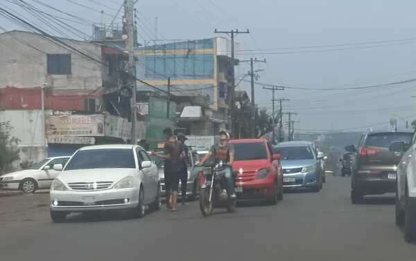 “Limpiavidrios” generan malestar en conductores en los semáforos - La Clave