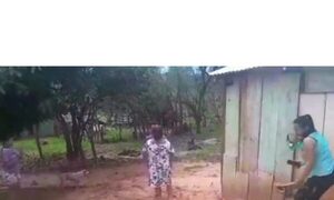 (VIDEO)Madre de una difunta fue atacada a palos tras ir a limpiar vivienda para el rezo